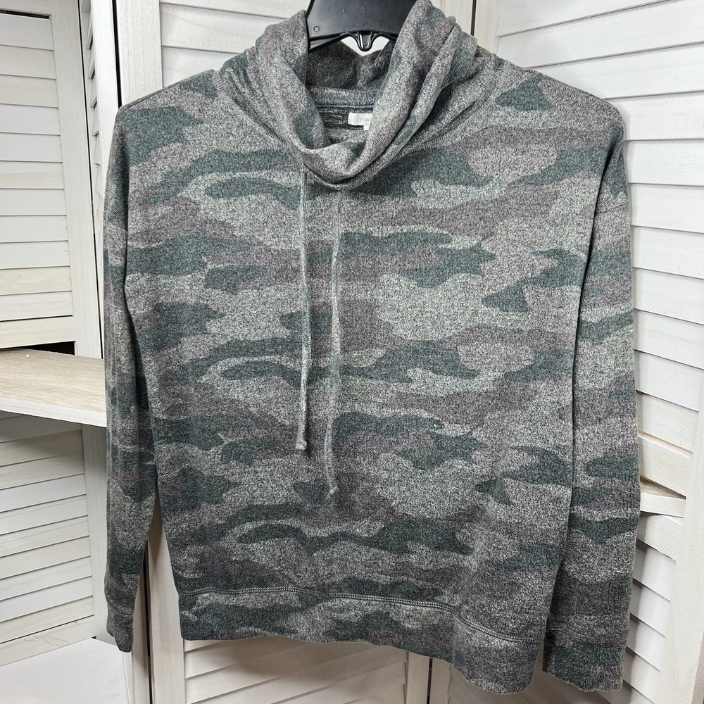 Maurices XS Cowl Neck Sweatshirt Camo Green Gray Pullover Stretch Soft Cozy Top